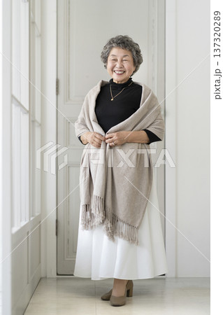笑顔のシニア女性 笑顔のシニア女性 137320289