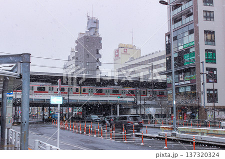 雪が降る中目黒駅の高架を走る東急東横線の電車（東京都目黒区） 137320324