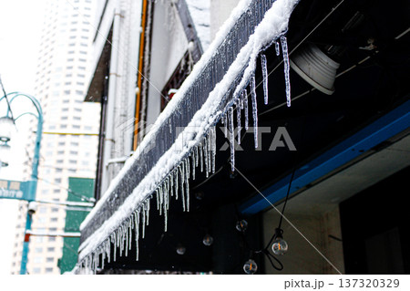 雪の日に中目黒の商店街で見られた氷柱(東京都目黒区) 雪の日に中目黒の商店街で見られた氷柱(東京都目黒区) 137320329
