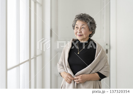 窓辺で微笑む80代の女性 137320354