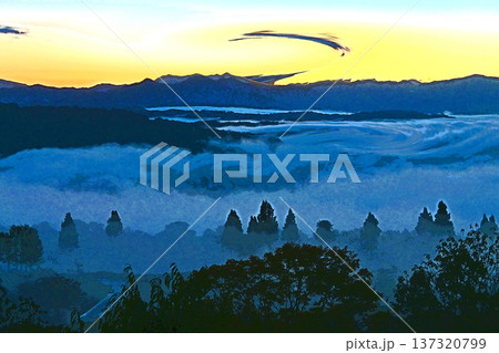 雲海・ドラマチックな輝きの世界 雲海・ドラマチックな輝きの世界 137320799