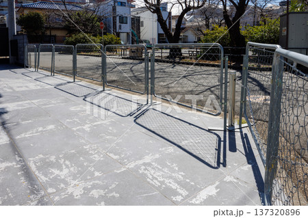 住宅街に設置された金網の仮設フェンス（バリケード） 137320896