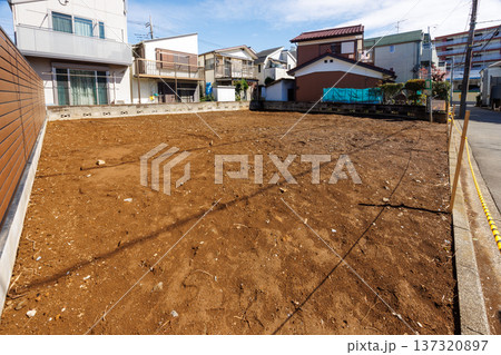 青空広がる住宅街の更地（マイホーム建築予定地・分譲地） 137320897