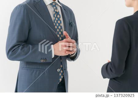 話し合う2人のビジネスマン 話し合う2人のビジネスマン 137320925