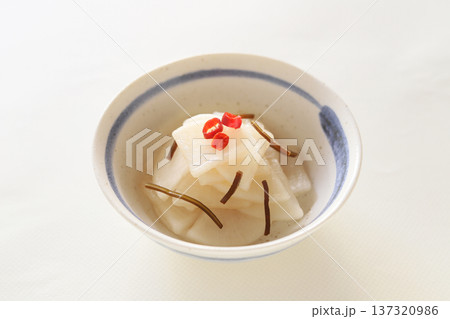 冬に食べたい!大根と塩昆布の漬け物 冬に食べたい!大根と塩昆布の漬け物 137320986