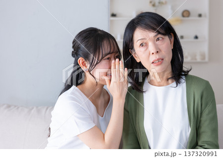 内緒話をする母と娘 137320991