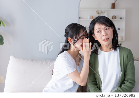 内緒話をする母と娘 137320992