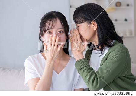 内緒話をする母と娘 内緒話をする母と娘 137320996