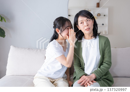 内緒話をする母と娘 内緒話をする母と娘 137320997
