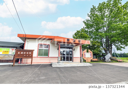 北海道帯広市　人気の観光地　晴天の旧国鉄広尾線　愛国駅 137321344