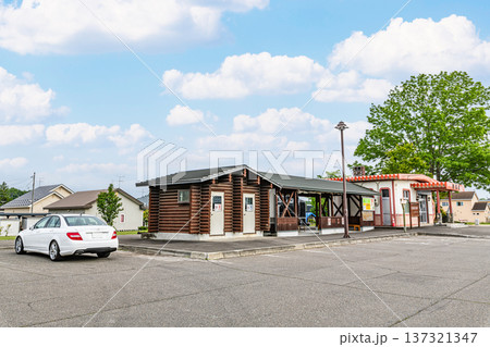 北海道帯広市　人気の観光地　晴天の旧国鉄広尾線　愛国駅 137321347