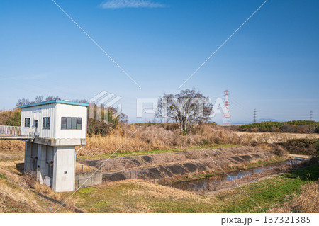 木津川にそそぐ水路 名松樋門 京都府京田辺市 木津川にそそぐ水路 名松樋門 京都府京田辺市 137321385