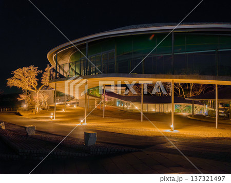 夜のやしまーる(香川県・屋島 ライトアップされた現代建築 夜のやしまーる(香川県・屋島 ライトアップされた現代建築 137321497