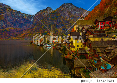 ハルシュタット湖の秋色風景 137321584