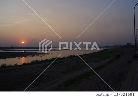 メコン川の夕日 137321691