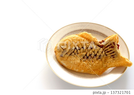 白背景のたい焼き 137321701