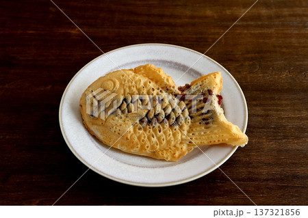 テーブル背景のたい焼き 137321856