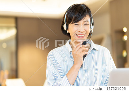 オフィスで仕事をするビジネスウーマン オフィスで仕事をするビジネスウーマン 137321996