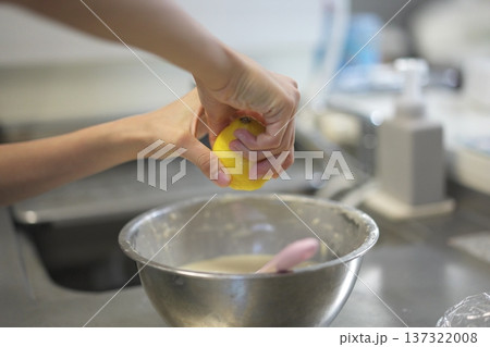 レモンを絞る子供の手 レモンを絞る子供の手 137322008