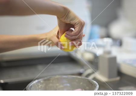 レモンを絞る子供の手 レモンを絞る子供の手 137322009