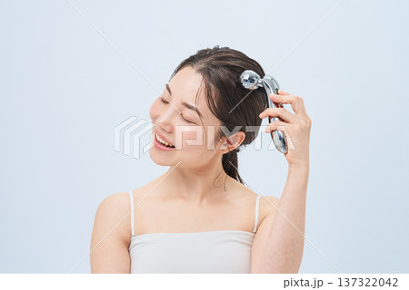 美顔ローラーを使う女性 137322042
