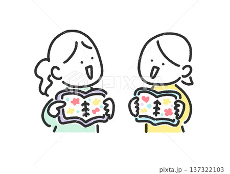 シール帳を使ってシール交換をする2人の女性　見せ合う　シル活 137322103