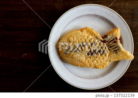 真上から見たテーブル背景のたい焼き 137322139