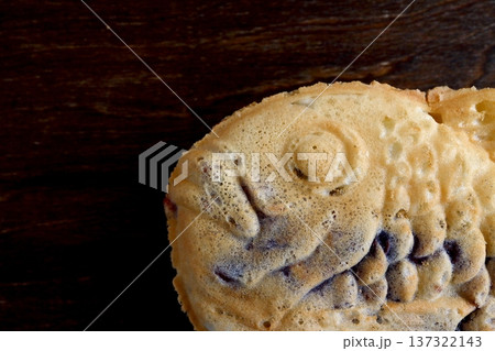 真上から見たテーブル背景のたい焼き 137322143