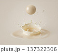 クリーム色の液体が落ちて飛沫が飛ぶ様子 137322306