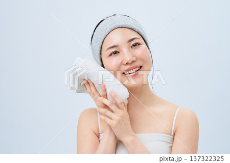 タオルで顔を拭く女性 137322325
