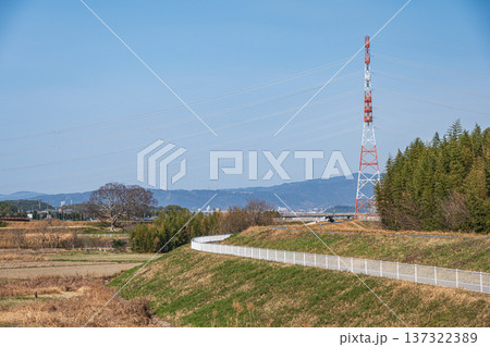 木津川堤防上のサイクリングロード　京奈和自転車道　京都府京田辺市 137322389