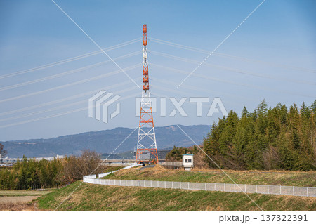 木津川堤防上のサイクリングロード　京奈和自転車道　京都府京田辺市 137322391