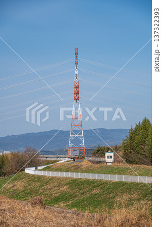 木津川堤防上のサイクリングロード　京奈和自転車道　京都府京田辺市 137322393