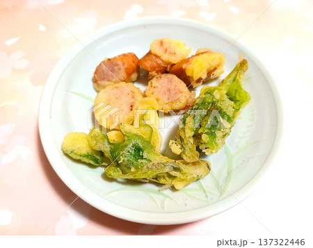 春の味覚　ウインナーとふきのとうの天ぷら 137322446
