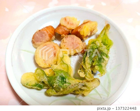 春の味覚　ウインナーとふきのとうの天ぷら 137322448