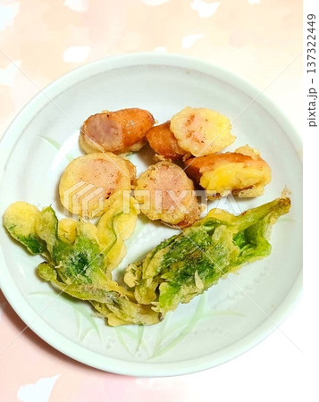 春の味覚　ウインナーとふきのとうの天ぷら 137322449