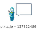 ペンとクリップボードを持つ女性のイラスト ふきだし 137322486
