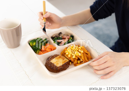 宅配弁当を食べる女性の手元 宅配弁当を食べる女性の手元 137323076