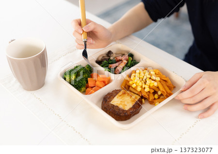 宅配弁当を食べる女性の手元 宅配弁当を食べる女性の手元 137323077