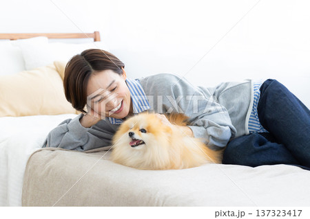 ライフスタイル　愛犬とくつろいでいる女性 137323417
