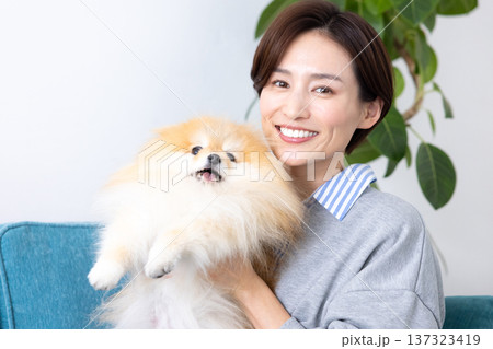 ライフスタイル　愛犬を抱っこしている女性 137323419