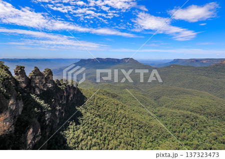 Scenic view of Jamison Valley from Echo Point lookout in the Blue Mountains National Park near Katoomba. 137323473
