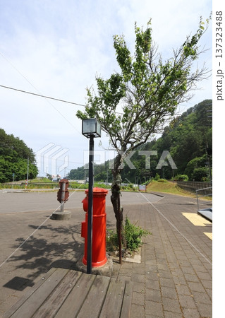 岩手 田野畑 丸ポストのある風景(田野畑駅前) 岩手 田野畑 丸ポストのある風景(田野畑駅前) 137323488