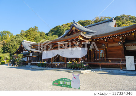 三輪山の大神神社拝殿と七五三の記念看板：奈良・桜井市の伝統的な風景 137324346