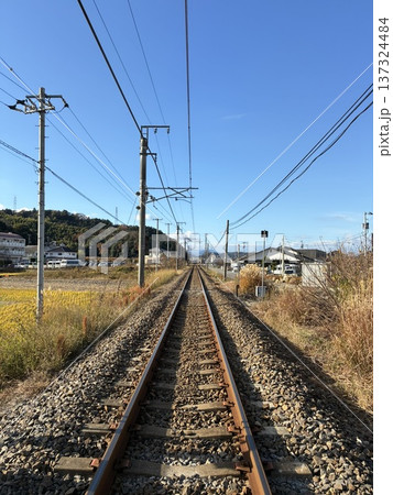 単線電車の線路 137324484