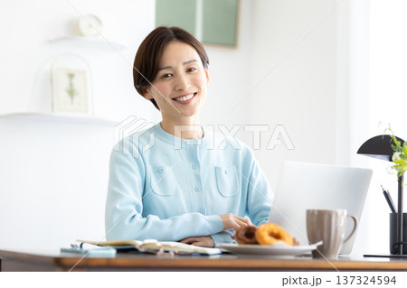 テレワーク　自宅で仕事をしている女性 137324594