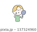 手鏡を見て小鼻の毛穴の黒ずみや角栓を気にして悩む男性（メンズスキンケア） 137324960