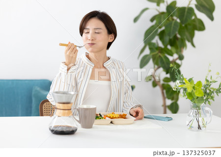 食事 宅配弁当を食べる女性 食事 宅配弁当を食べる女性 137325037