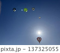 青空に映える気球 137325055