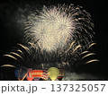 熱気球と花火の光の共演 137325057